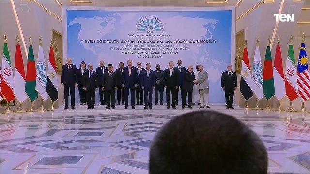 السيسي يلتقط صورة تذكارية مع قادة الدول المشاركة بقمة منظمة الدول الثماني النامية للتعاون الاقتصادي