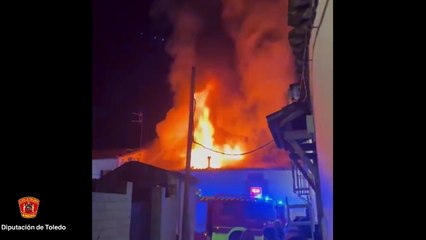 Un espectacular incendio en una vivienda sorprende a los vecinos de un pueblo de Toledo