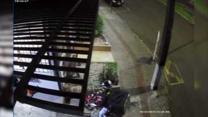Impressionante: Vídeo mostra entregador sendo atingido em cheio por motocicleta