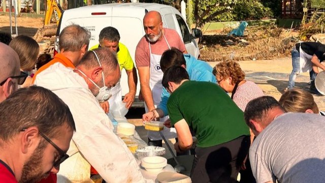 Reportaje | Aquí hay gente que llevará 4 ó 5 días sin comer caliente : voluntarios preparan arroz por pueblos afectados por la DANA