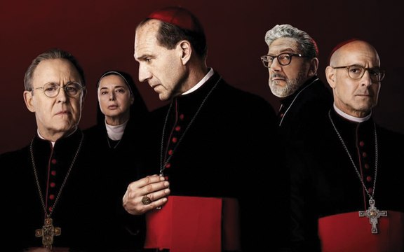 Il Cardinale Ralph Fiennes e suor Isabella Rossellini nella clip di Conclave