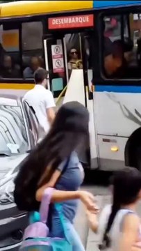 Passageiro tenta levar geladeira em ônibus lotado, motorista proíbe e é xingado
