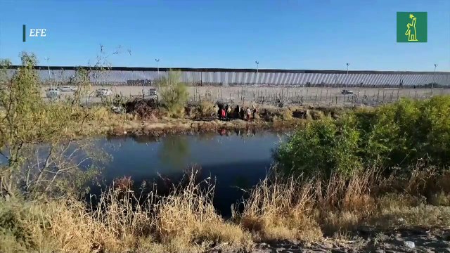 Agentes estadounidenses disparan bolas de pimienta a migrantes en frontera norte de México