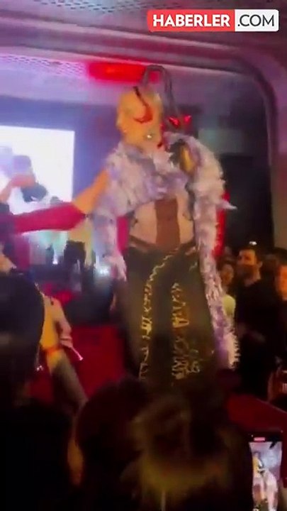 Konserde seyircinin sesinden korkan Hande Yener mikrofonu uzattığı gibi geri çekti