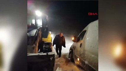 Karda mahsur kalan 10 öğretmen ekipler tarafından kurtarıldı