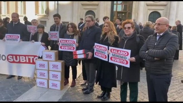 Salario minimo, parlamentari di Pd, M5s, Avs consegnano firme per pdl