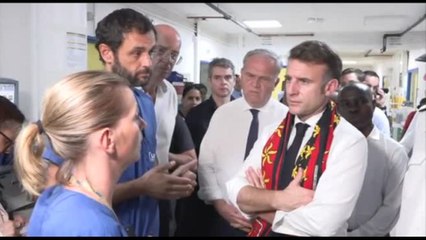 Macron a Mayotte incontra il personale medico in ospedale