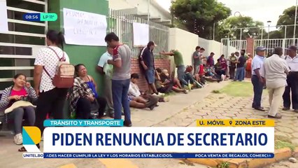 Transportistas bloquean la Secretaría Municipal de Tráfico para exigir que se deje de autorizar la circulación de micros interprovinciales