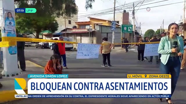 Cochabamba: Vecinos bloquean una avenida en contra del asentamiento de comerciantes en las aceras