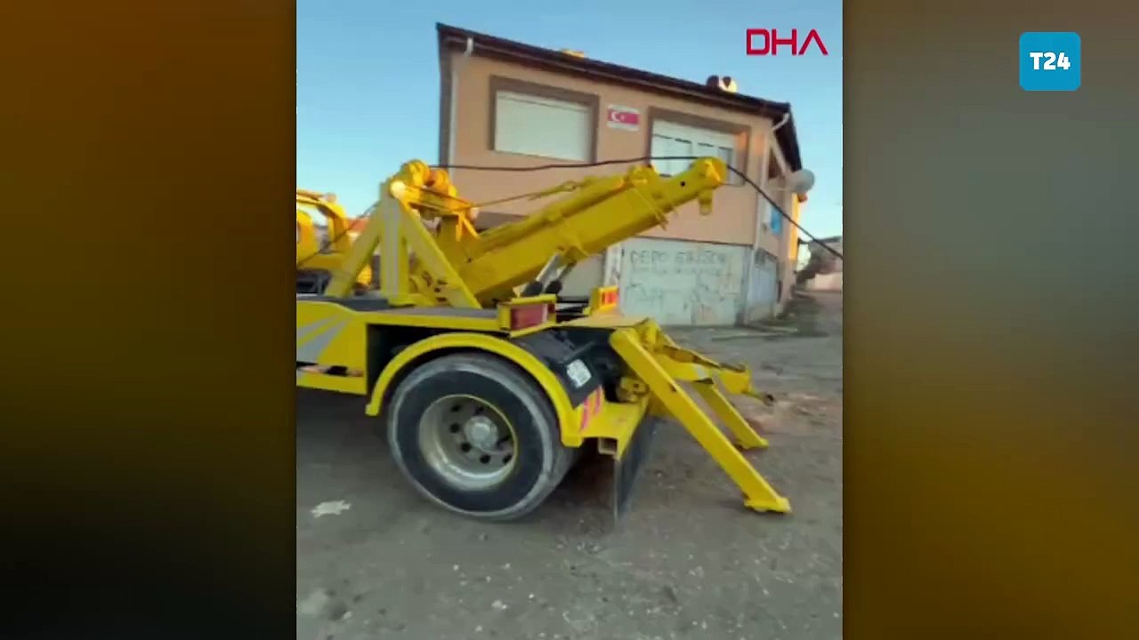 Altyapı çalışmaları sırasında yol çöktü; 4 tarihi küp bulundu