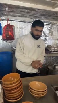 Elgrandetoto était de passage en Tunisie dans le cadre de sa tournée internationale. Bien accueilli par le peuple tunisien il a découvert lablabi et le darija local !