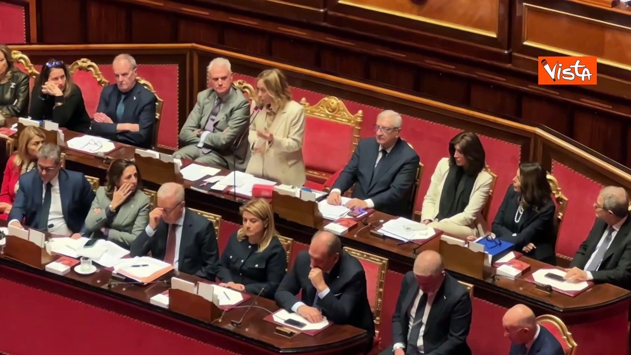 Total white, il look di Giorgia Meloni in Aula al Senato per l?informativa sul Consiglio Europeo