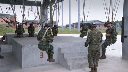 Taiwanese paratrooper training