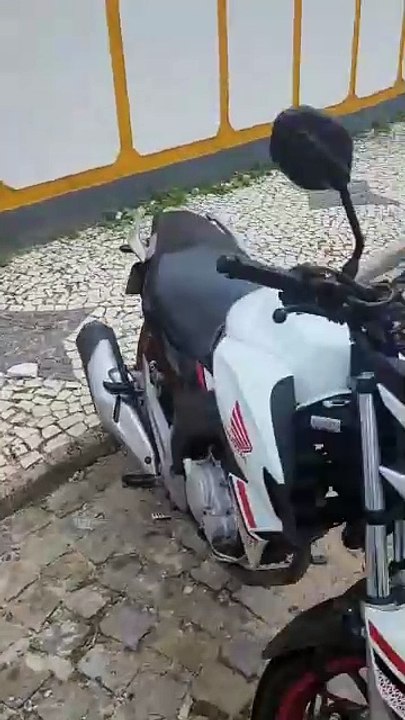 Morador denuncia diversos buracos em rua no Stiep; veja vídeo