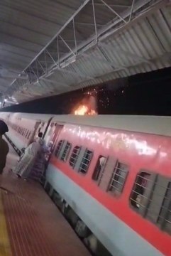 बुरहानपुर रेलवे स्टेशन पर बड़ा हादसा, पवन एक्सप्रेस पर चढकऱ युवक ने किया आत्महत्या का प्रयास