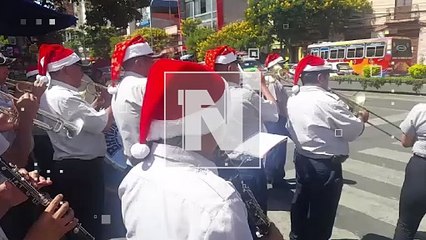 La banda municipal de Cochabamba se roba el cariño de la gente en cada semáforo en rojo toca villancicos para aumentar el espíritu navideño