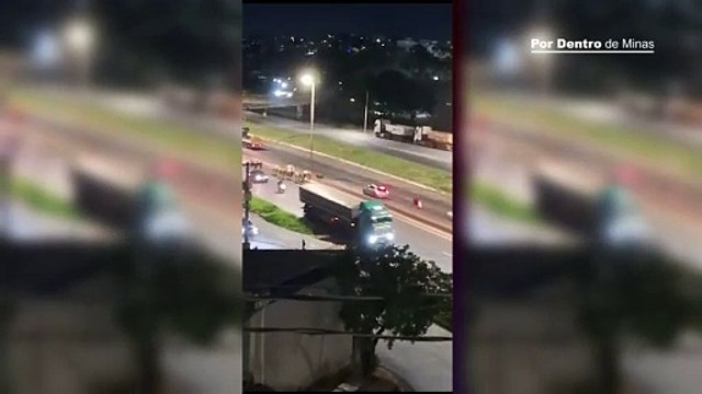 Bois soltos na pista do Anel Rodoviário, em BH, causa tumulto