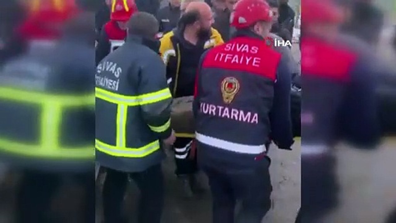 Tıra arkadan çarpan Fiat Tempra hurdaya döndü!