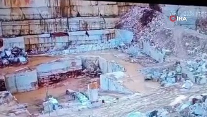 Mermer ocağında facia! İşçiler enkaz altında kaldı, çökme anları kamerada