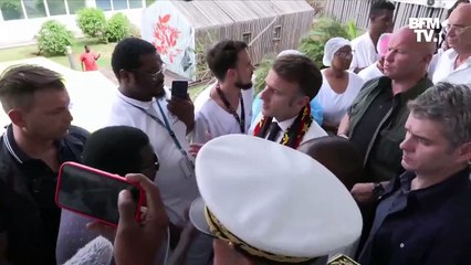 Regardez Emmanuel Macron qui se fait engueuler cet après-midi par un habitant de Mayotte: "Vous ne dîtes pas la vérité dans les médias! On a pas d'eau depuis 6 jours, vous trouvez ça normal ?"