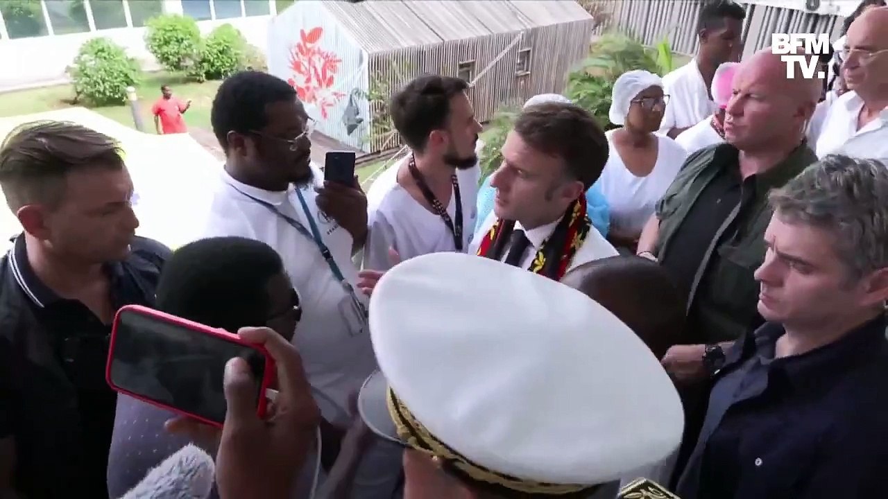 Regardez Emmanuel Macron qui se fait engueuler cet après-midi par un habitant de Mayotte: "Vous ne dîtes pas la vérité dans les médias! On a pas d'eau depuis 6 jours, vous trouvez ça normal ?"