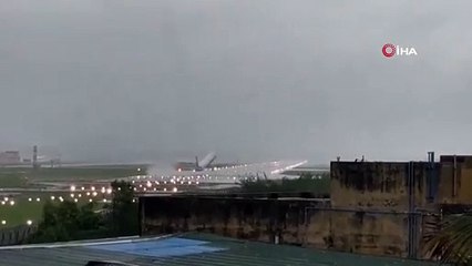 Hindistan'da siklon felaketi! Uçak iniş yapamadı, 19 kişi öldü!