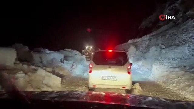 Ayder Yaylası yoluna çığ düştü! Trafik aksadı