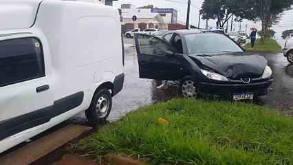Peugeot 206 e Fiat Fiorino colidem na Avenida Rocha Pombo
