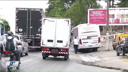 Motociclista ferido após colisão com ônibus