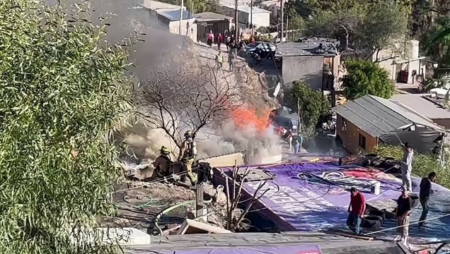 Bomberos Tijuana combaten fuego que afectó a 3 viviendas