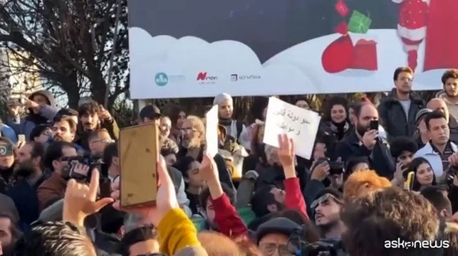 Siria libera e civile , a centinaia protestano nel centro di Damasco