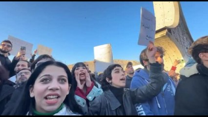 "Siria libera e civile", a centinaia protestano nel centro di Damasco