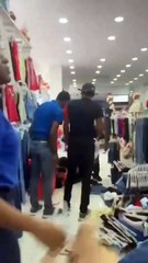 Toletean a dos hondureños que intentaron robar en una tienda de ropa en La Ceiba