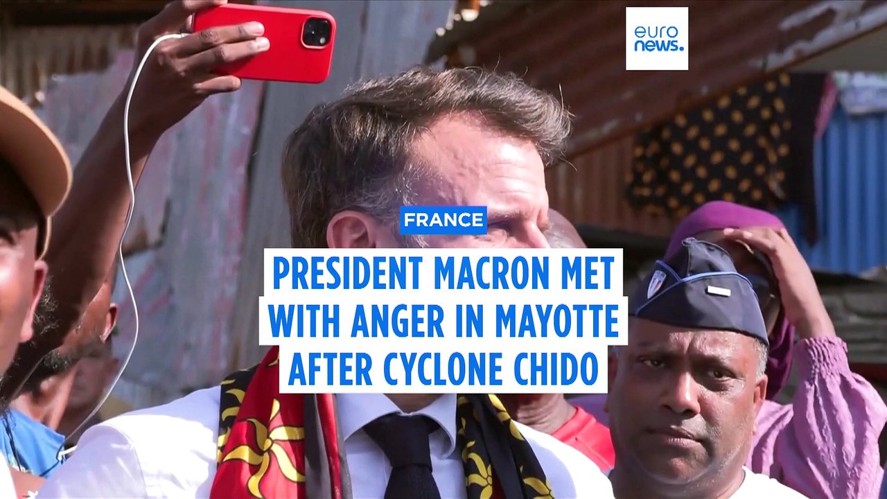Mayotte, il presidente Macron contestato dagli abitanti dell'arcipelago