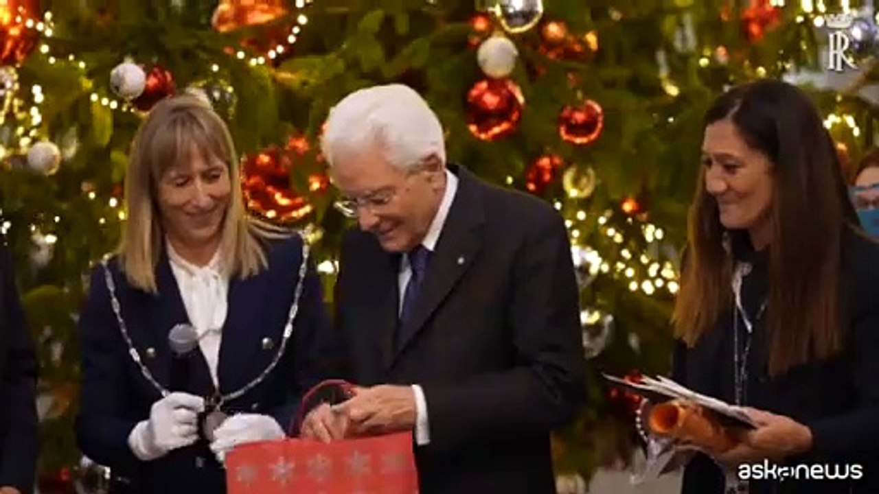 Mattarella d? regali a bambini delle Case Famiglia e del Bambino Ges?