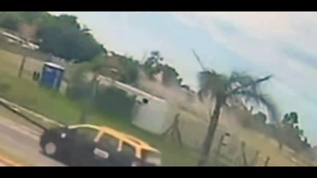 Avião particular atinge casa durante pouso e duas pessoas morrem