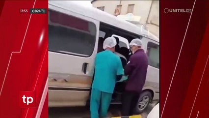 En puertas del hospital: denuncian que madre dio a luz en un minibús porque no recibió atención médica