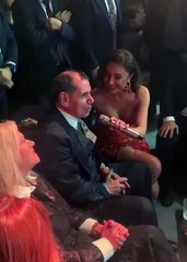 Dursun Özbek'ten Sarı Gelin performansı