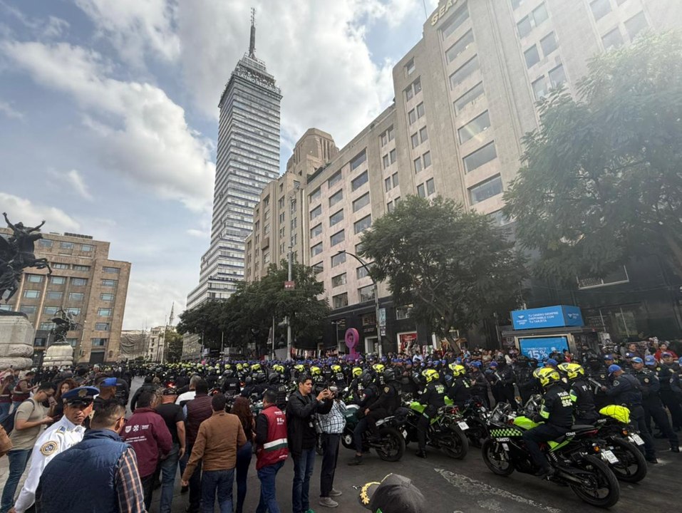 Bellas Artes: Policías y la Marina retiran a comerciantes ambulantes de la Alameda Central