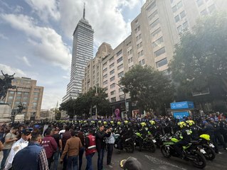Bellas Artes: Policías y la Marina retiran a comerciantes ambulantes de la Alameda Central