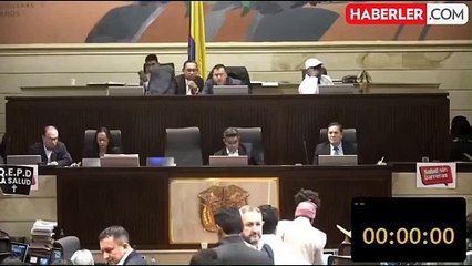 Meclis'te sağlık reformunun tartışıldığı sırada elektronik sigara içerken yakalandı