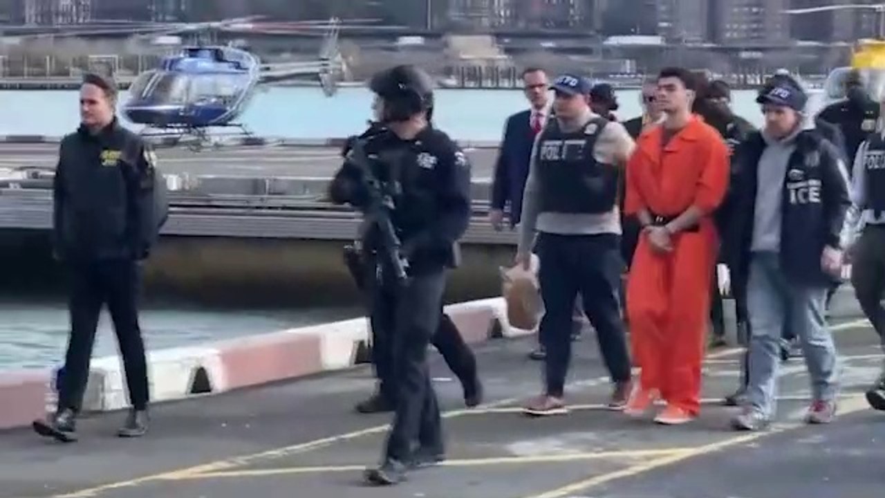 Luigi Mangione fue acusado en Nueva York de cargos federales de asesinato, armas y acoso