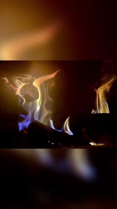 Tanzende Blaue Flammen: Ein Feuer-Spektakel 🔥