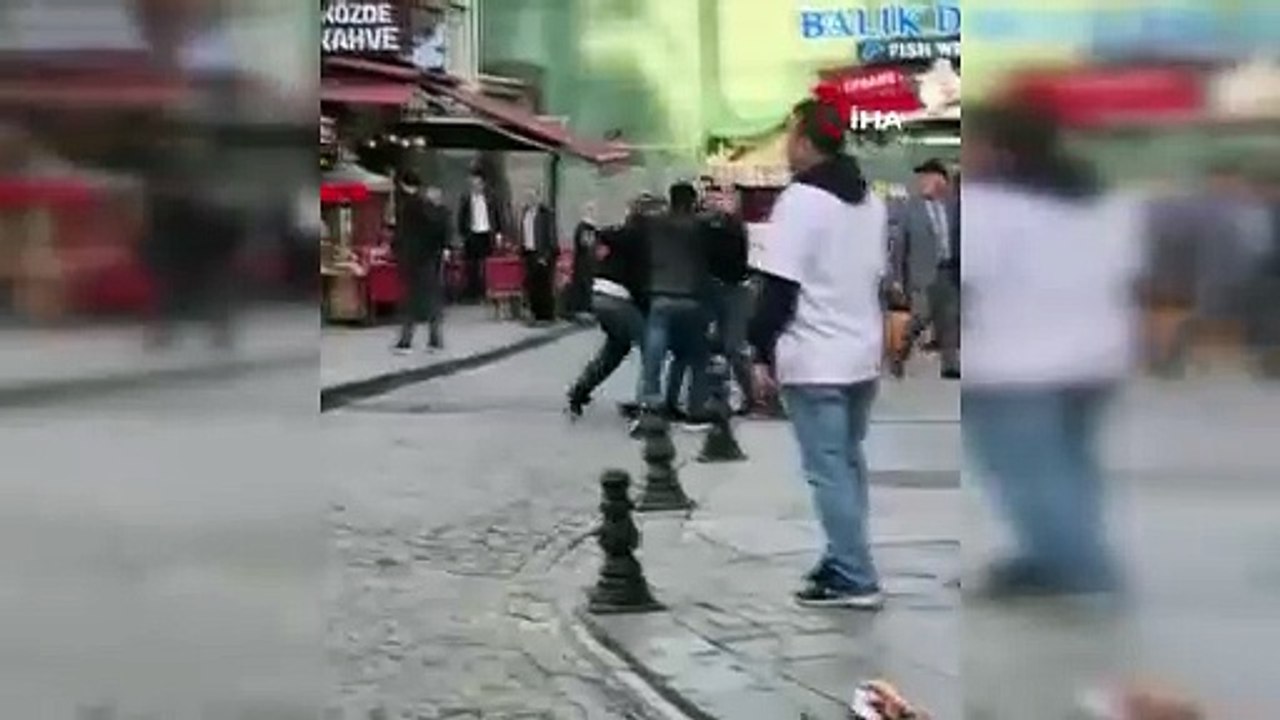 İstanbul'da sokak ortasında yumruklu, sopalı kavga kamerada