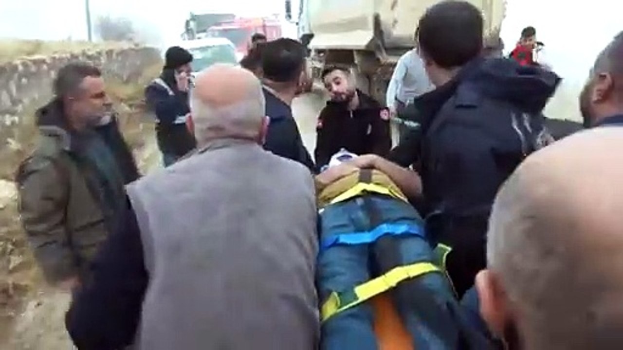 Hafriyat kamyonu şarampole devrildi: 1 yaralı