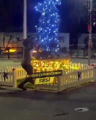 Küçükçekmece'de yılbaşı ağacına 'baltalı' saldırı