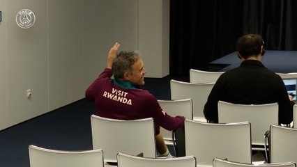 La reacción de Luis Enrique al ver tan poco periodista: "Vamos a hacerla aquí"