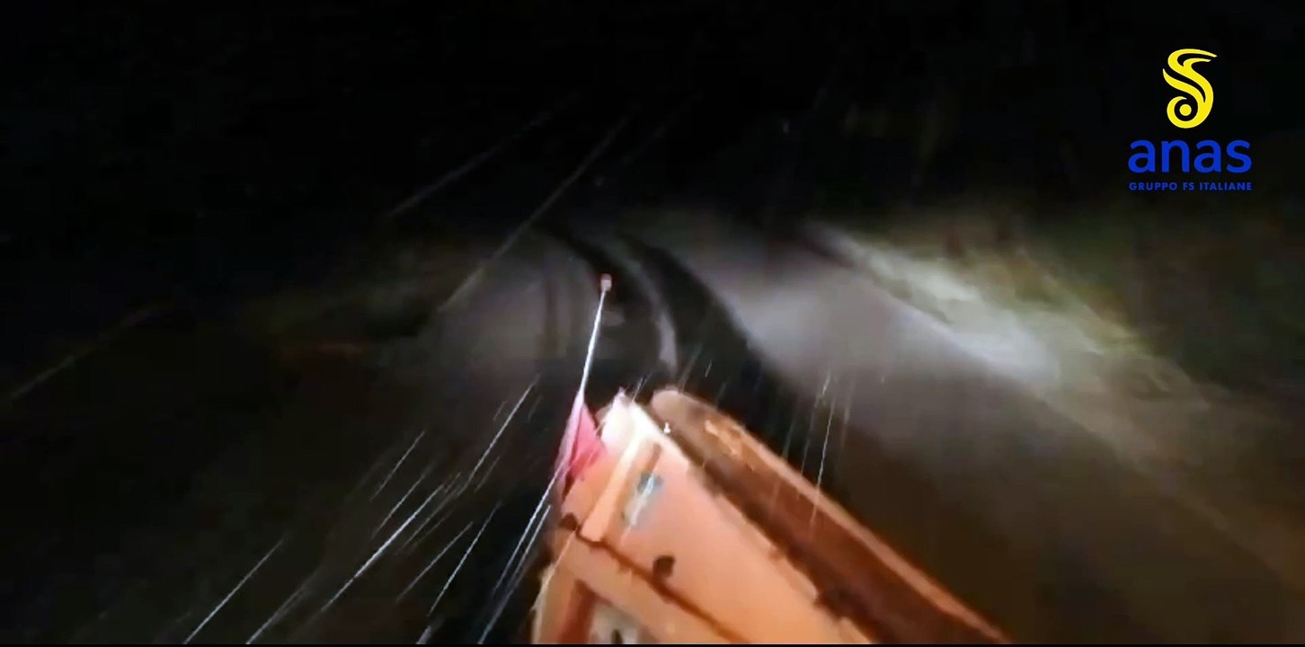 Mezzi e personale Anas in azione per la pulizia dei tratti stradali con neve e ghiaccio in provincia di Cosenza e lungo l'autostrada