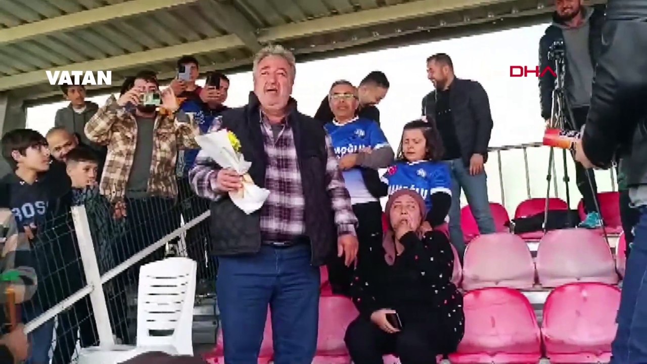 Adana'da, bir adam tribünde maç izleyen karısına davullu zurnalı yıldönümü sürprizi yaptı