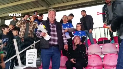 Adana'da, bir adam tribünde maç izleyen karısına davullu zurnalı yıldönümü sürprizi yaptı